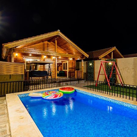 شاليهات الكوخ السويسري وأكوابارك Villa Ash Shishah Bagian luar foto